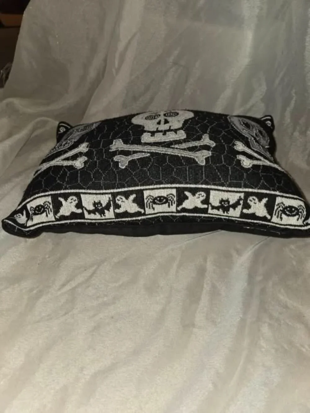 Halloween Skull & Cross Bones Rectangular Tapestry Thow Pillow